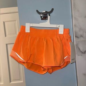 BRAND NEW Lululemon hotty hot low rise 2.5 inch shorts